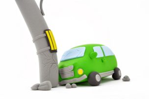 車の自損事故の画像